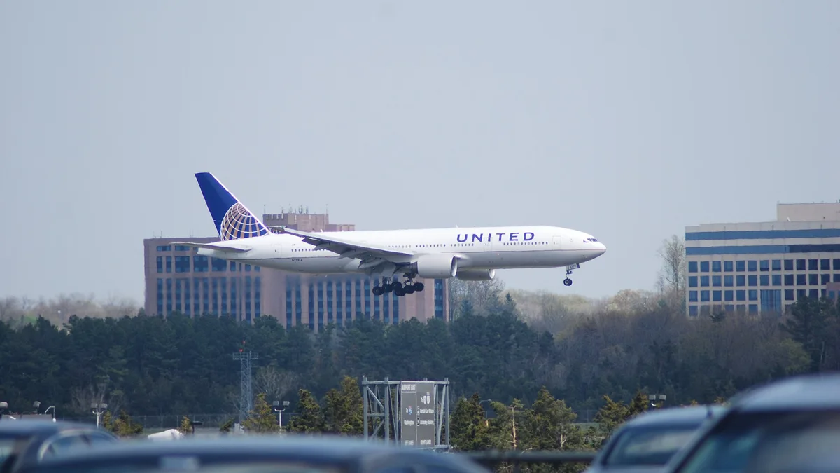 United 777 200